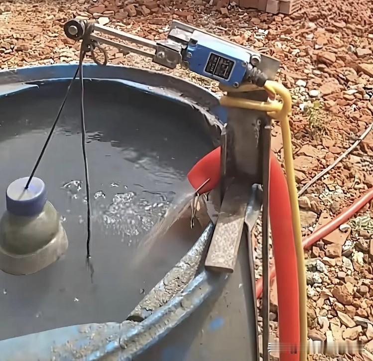 不得不说劳动人民的智慧，手头有啥就用啥。土办法有时候能解决大问题。如果没有安全隐