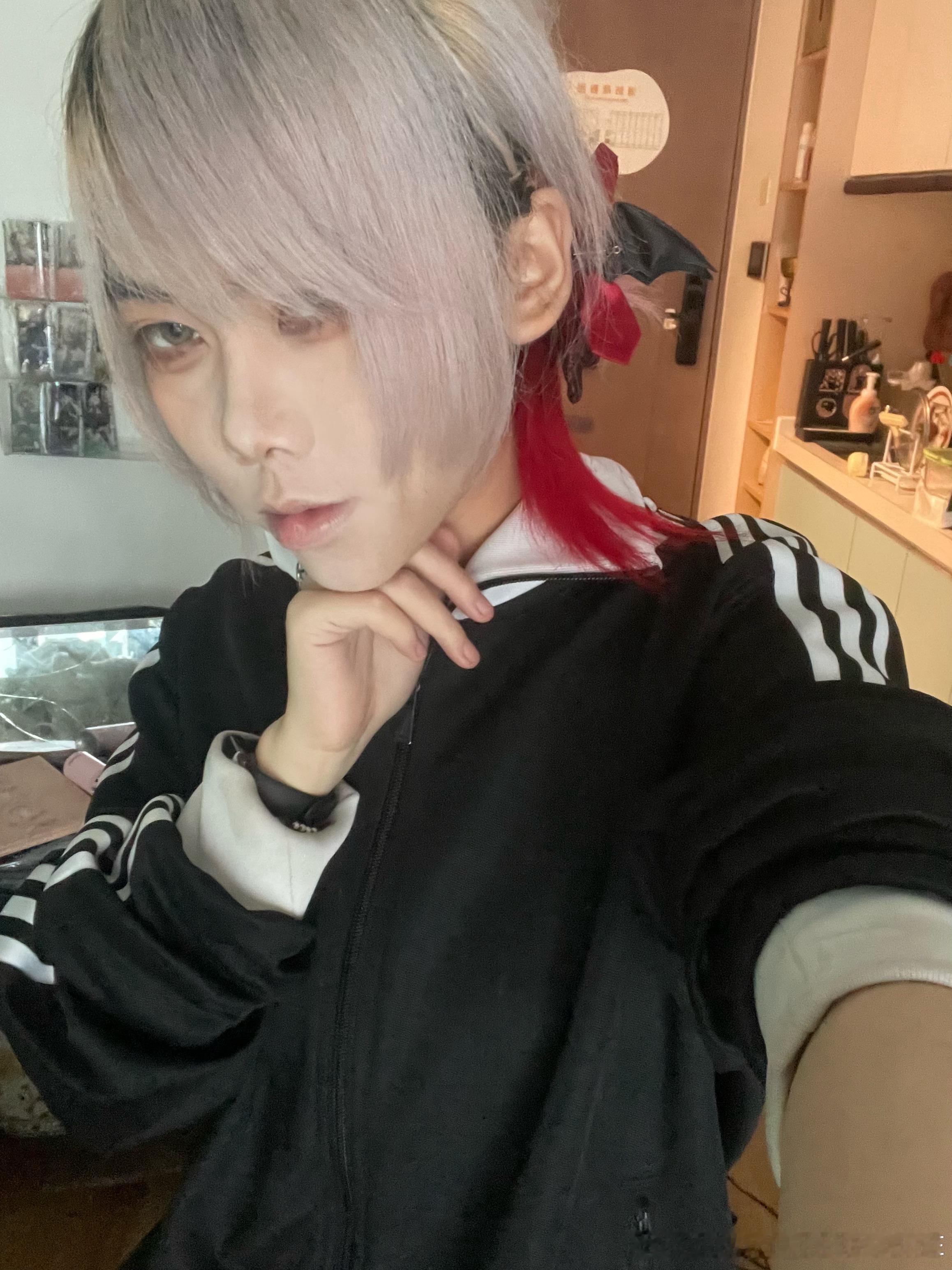 ：事先声明，我长那么帅不是故意的。我妈也不知道我刚出生就这么帅，最后关于我帅到大