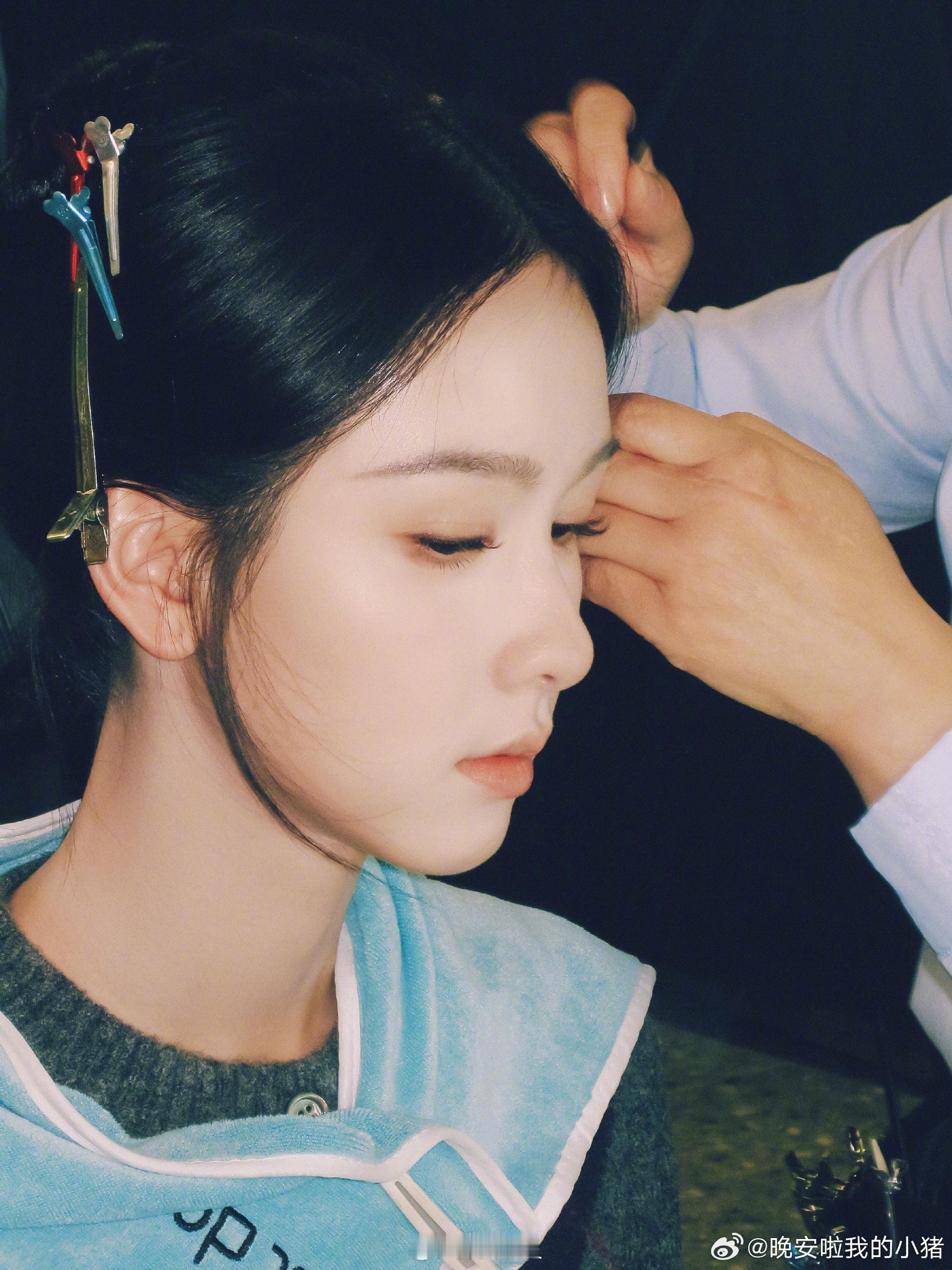 陈都灵片场侧颜随拍，好清冷