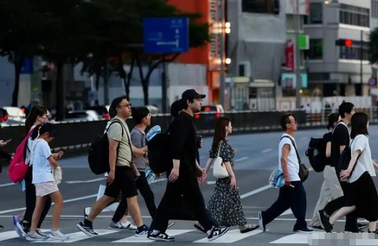[下雨]新兵闯馆绝非偶然，从闯外交场所到扩军备战，日本的风向变化值得高度警惕。