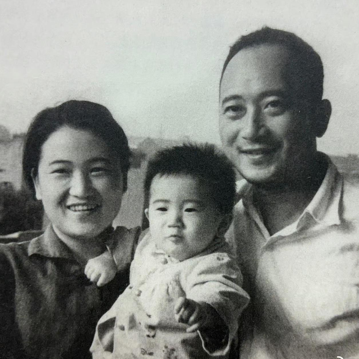 孙道临、王文娟夫妇和女儿孙庆原，一张温馨的合影，这张照片拍摄于1965年，地点是
