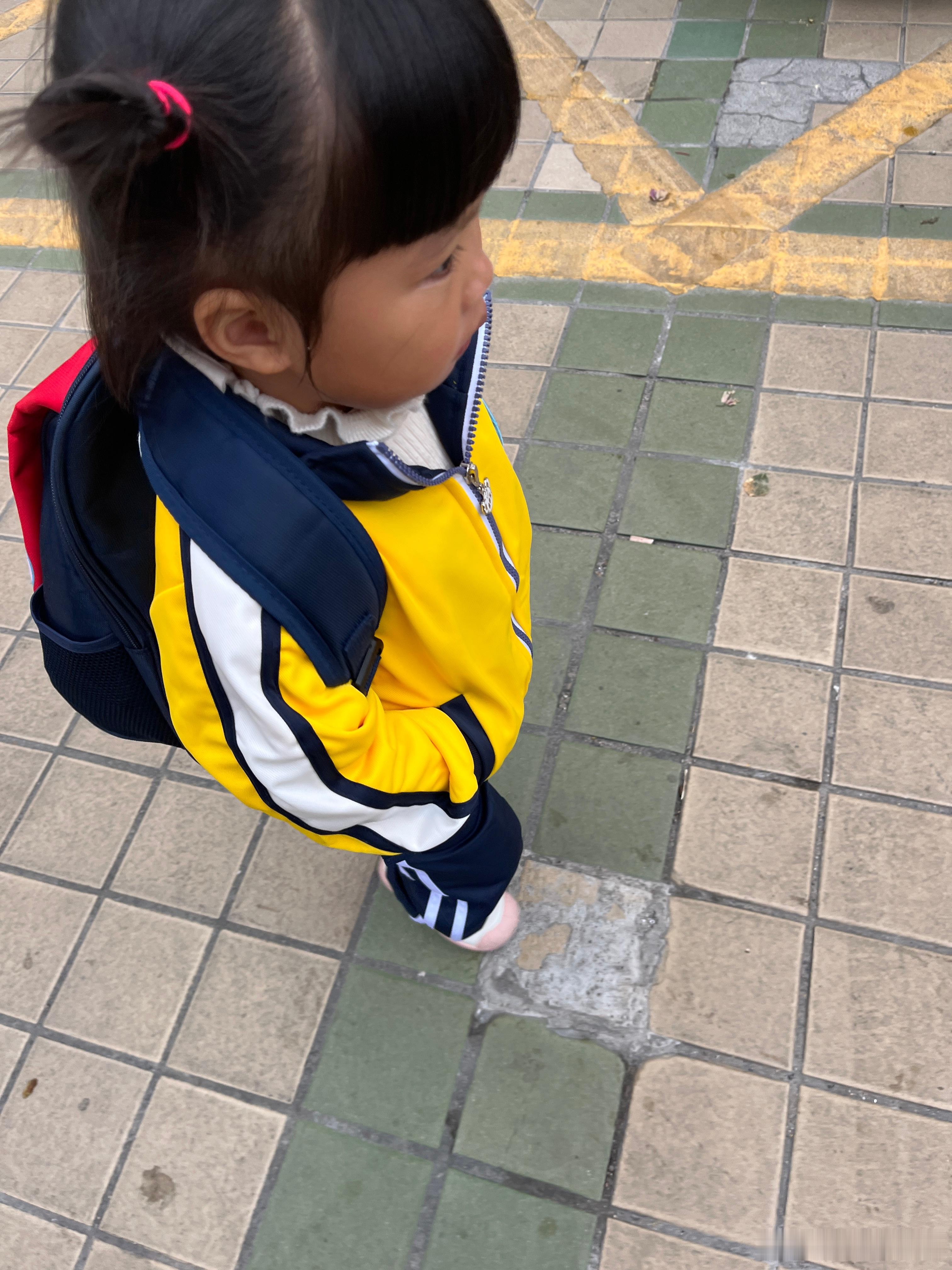 再上一天，就可以放假了，上个礼拜说今天穿红色服装的，昨晚老师又说穿园服，还好买的