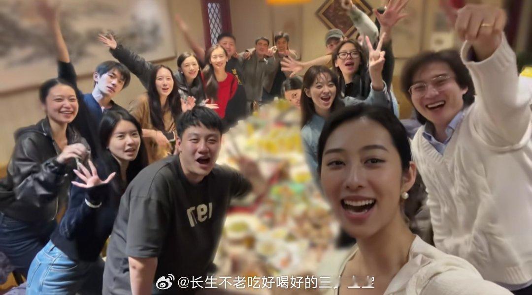 易烊千玺参加了毕业聚餐毕业快乐！你的学生时代圆满结束了，但我们的支持永远没有终点