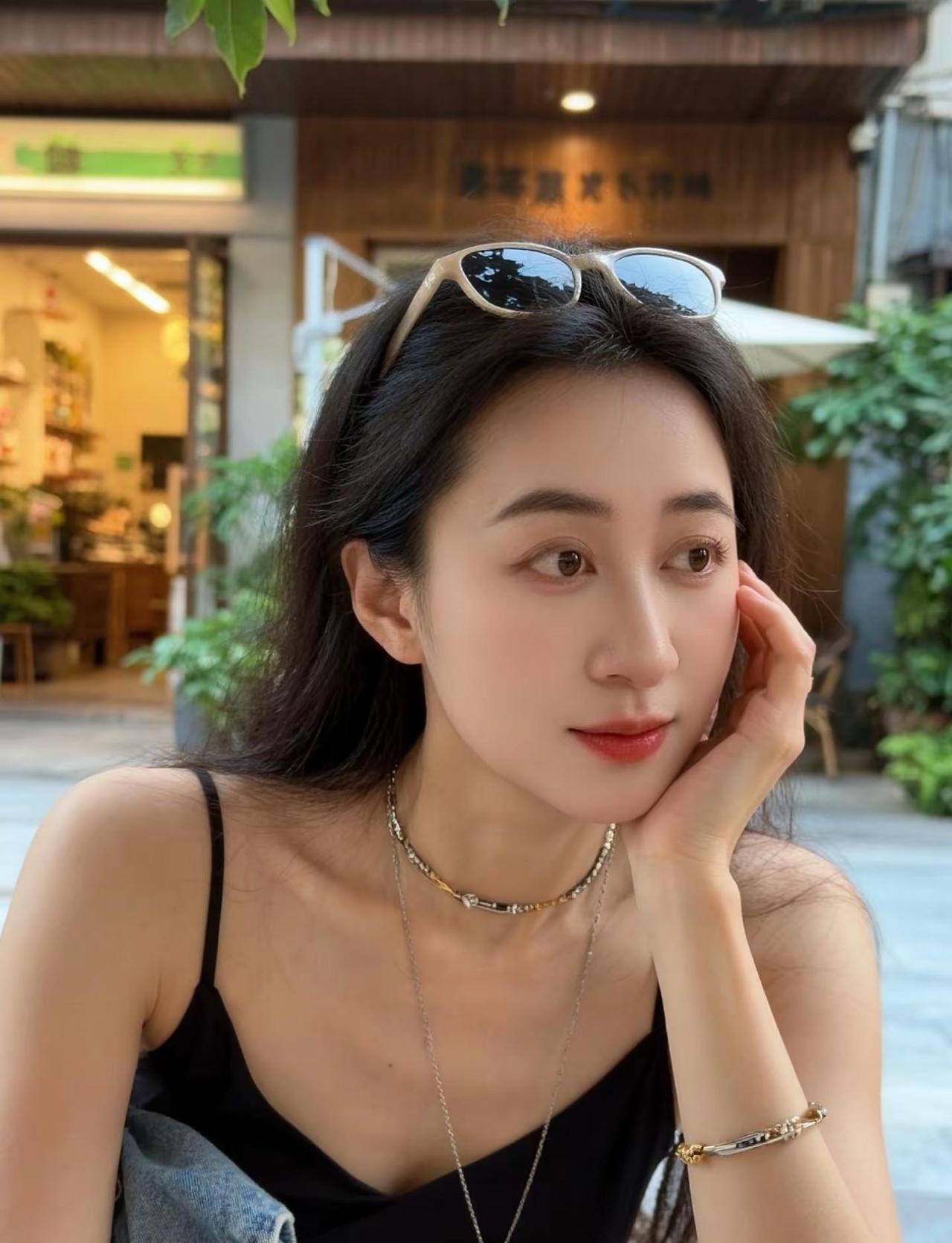 强者的爱都是托举 无能的人才会权衡利弊 好的爱人会富养你 理解你 并成为那个可以