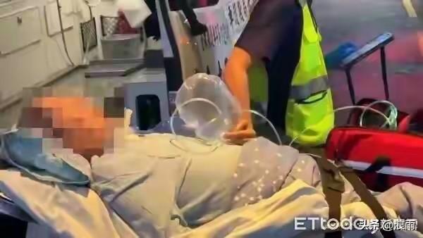 这是去年11月29日，袁惟仁因身体不适去医院就诊的情形。他的身体被固定在床上，身