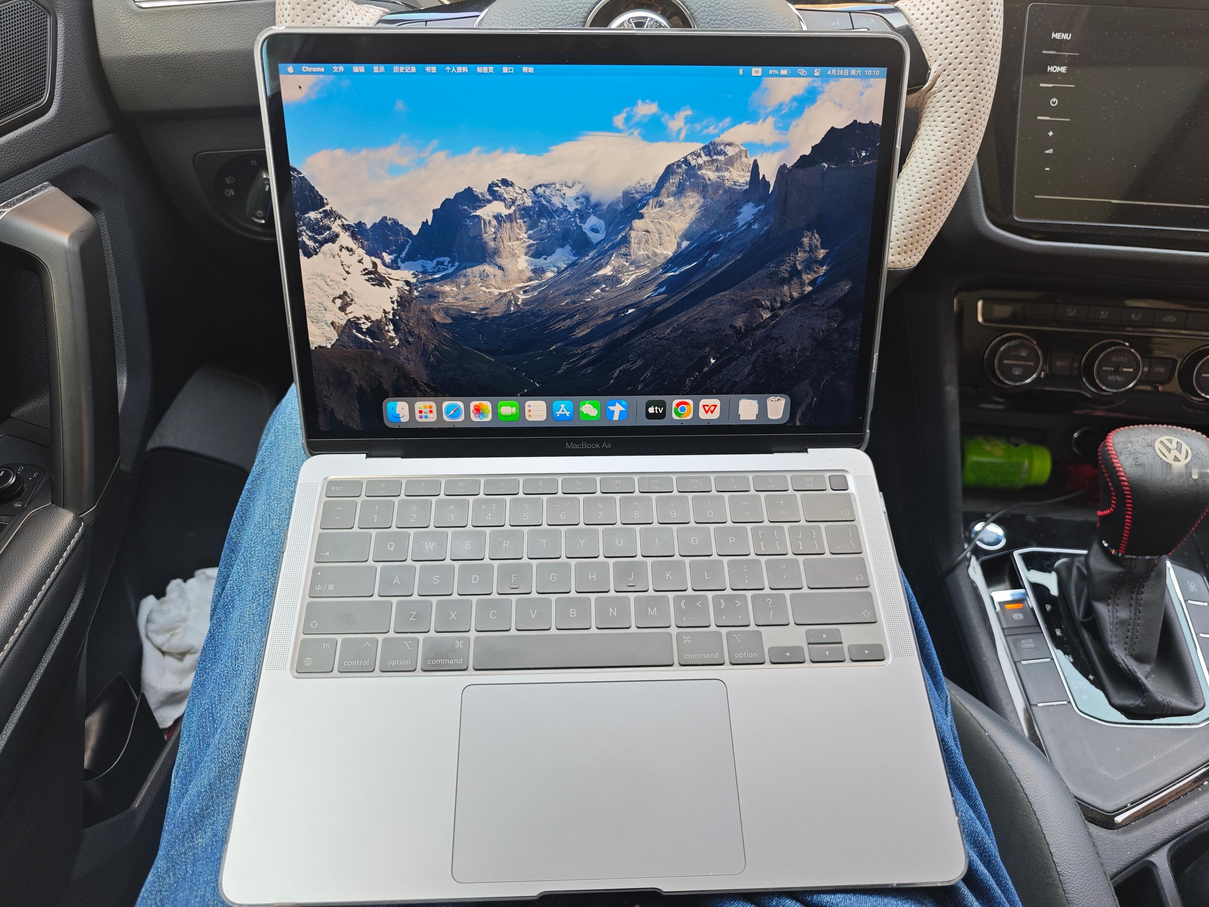 选择Macbook，最大的好处就是可以随时随地办公，而且不用担心续航，轻轻松松一