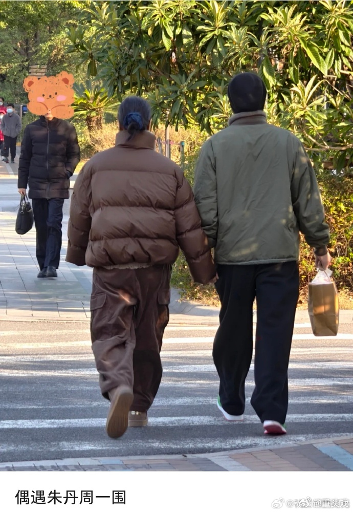 杭州偶遇朱丹周一围牵手散步 有网友在杭州偶遇朱丹和周一围牵手散步，夫妻俩感情真好