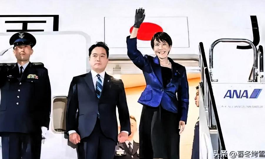 请网友留意观察：高市早苗结束美国行程，返回东京羽田机场走下飞机时，右手佩戴一只黑