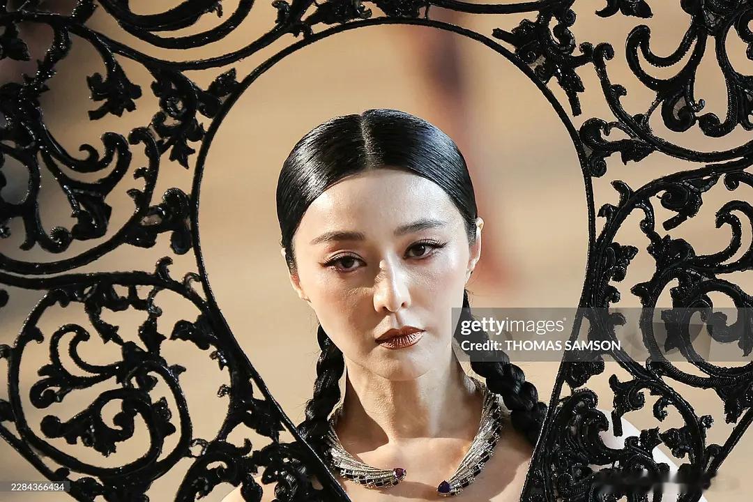 这造型，真的是看出来海外求职的心酸了 