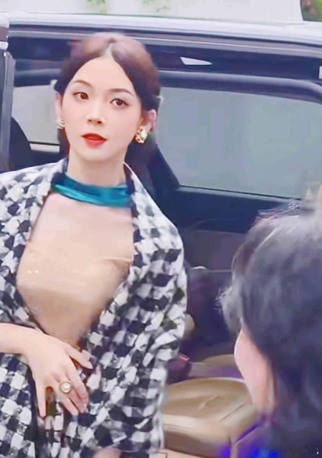 陈瑶文荣奖上班被喊娜扎谁懂啊，现场一嗓子喊错直接笑晕！陈瑶和娜扎都是浓颜大美女，