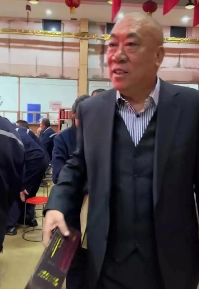 河南矿山起重机厂发钱，

老板持股80%不是传说，

员工真拿走了1.7亿。
