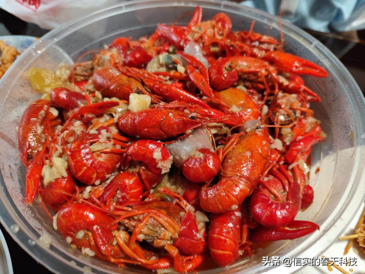 红红火火的小龙虾，是我的最爱。蒜蓉的、还有麻辣的，想吃哪个都可以，这就是普通人的