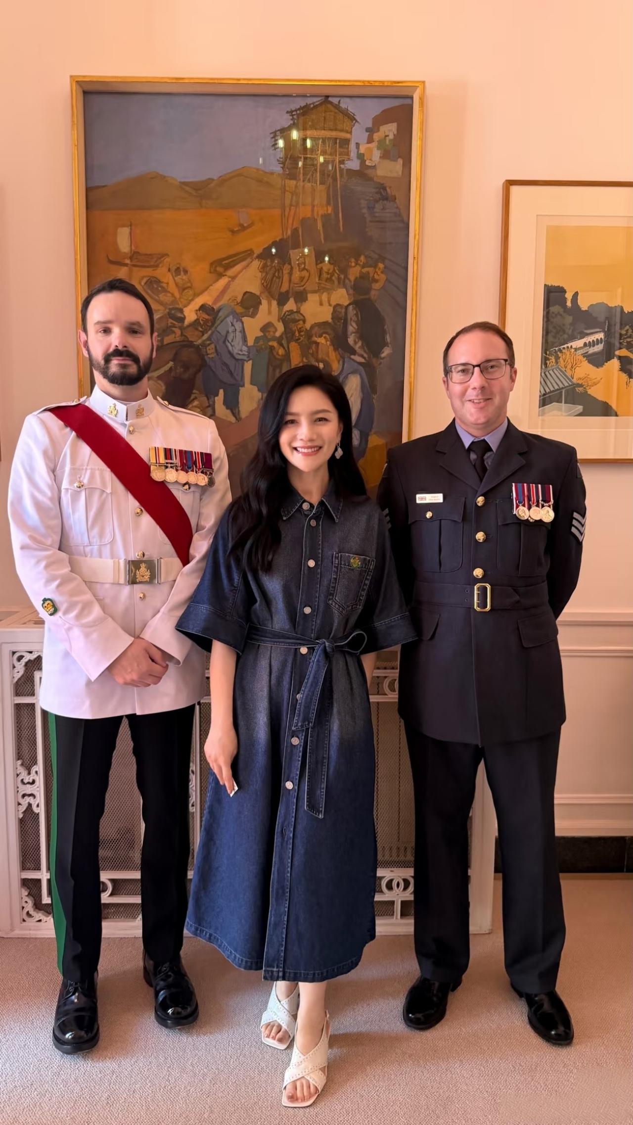 胡可这次厉害了，
受到了英国驻华使馆的邀请，
长款牛仔连衣裙配白色高跟凉鞋，
优