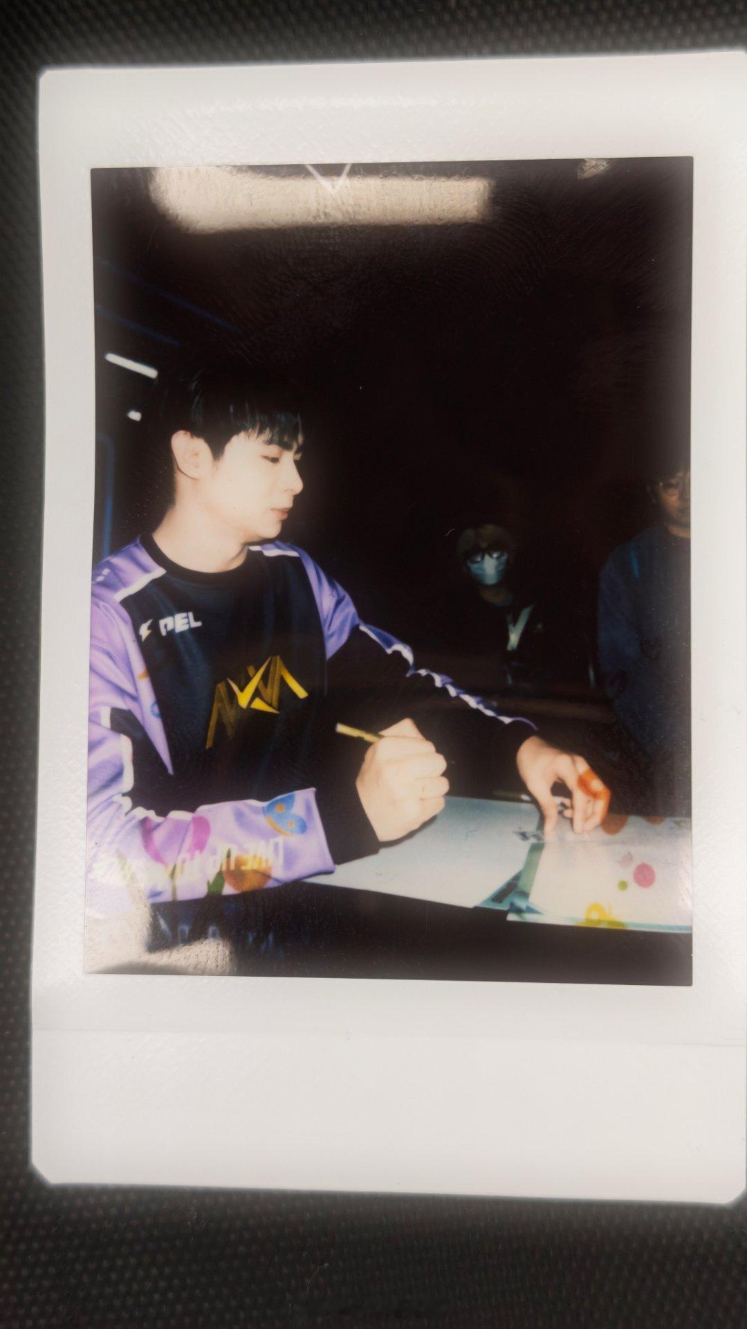 周末末铁铁福利追加🎁小伞还有五天就要新平台首播啦路酱再抽一张伞伞的拍立得！12