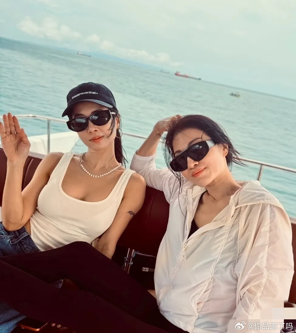 蔡依林跟家人出海玩啦，你看她和妈妈、姐姐，简直像一个模子刻出来的，太像了吧！她真