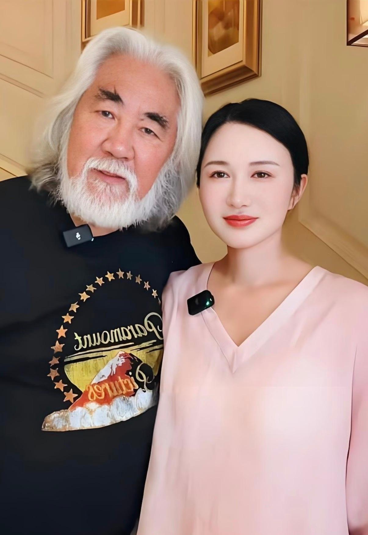 75岁张纪中又要当爹了。

这不是拍戏选演员，是他那个小31岁的老婆杜星霖在直播