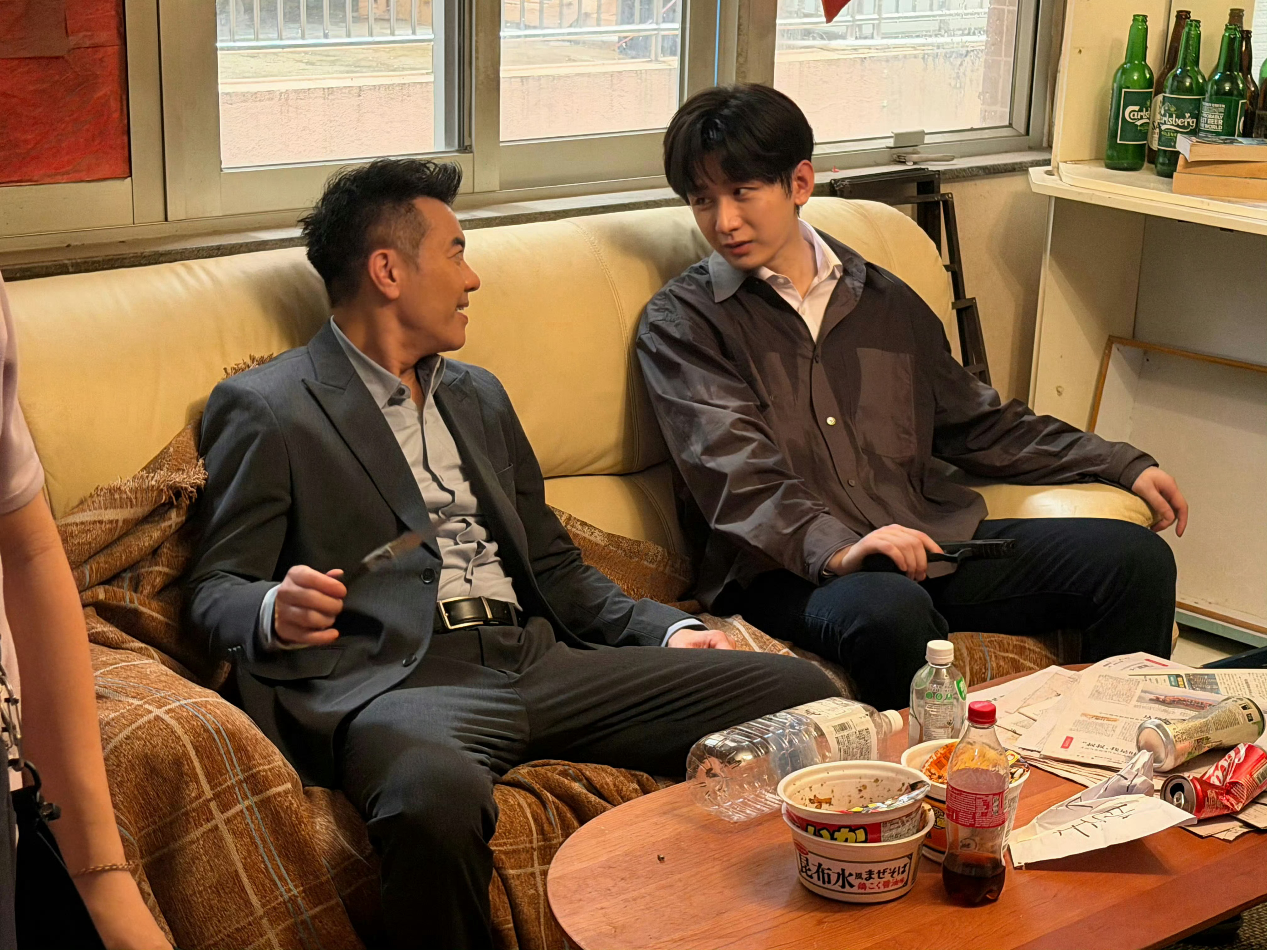 梁汉文分享了和成毅的打戏花絮，拿枪的林sir！！这个狩谎能不能明天就播！梁汉文分