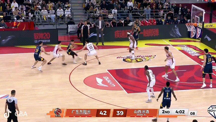 杜润旺超远三分来了！两边开始对飙起三分，焦泊乔今晚真硬啊！广东男篮vs山西男篮