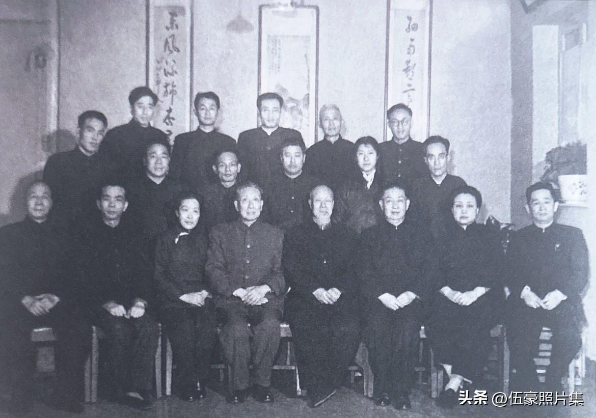 1959年3月7日，梅兰芳在北京接受范玉媛（二排右二）拜师时合影，其中有夫人福芝