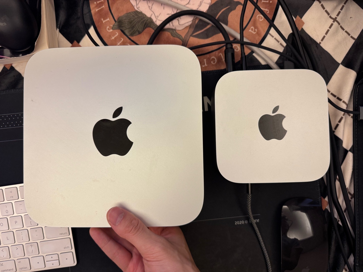 两代 Mac mini 对比，体积太悬殊了！上一代应该叫 Mac medium。