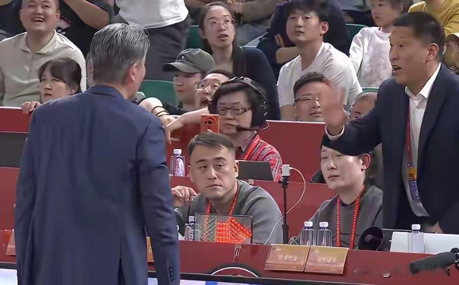 点名徐杰的名哨孙健被投诉！
深圳男篮击败山西男篮后，郑永刚与潘江却高兴不起来！两