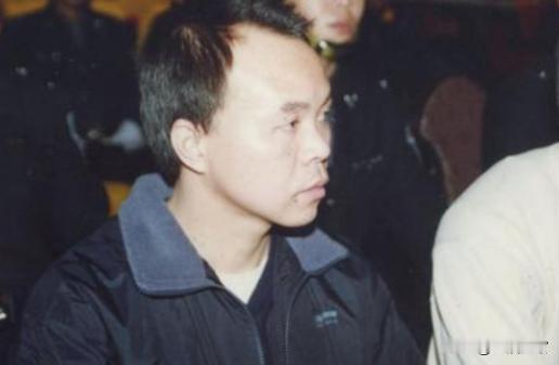 1999年，浙江最大黑帮头目张畏被捕，执行死刑前，他嘱咐女儿：在家要听爷爷奶奶的