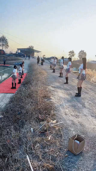 休闲垂钓园开业以来生意一直都不好？
来这里钓鱼的人寥寥无几？
鱼塘老板无奈之下，