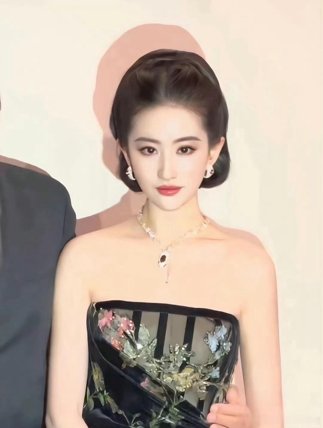 刘亦菲还原了中国古典文学中的美人 特别伟大的一张脸，真的是脸在江山在 