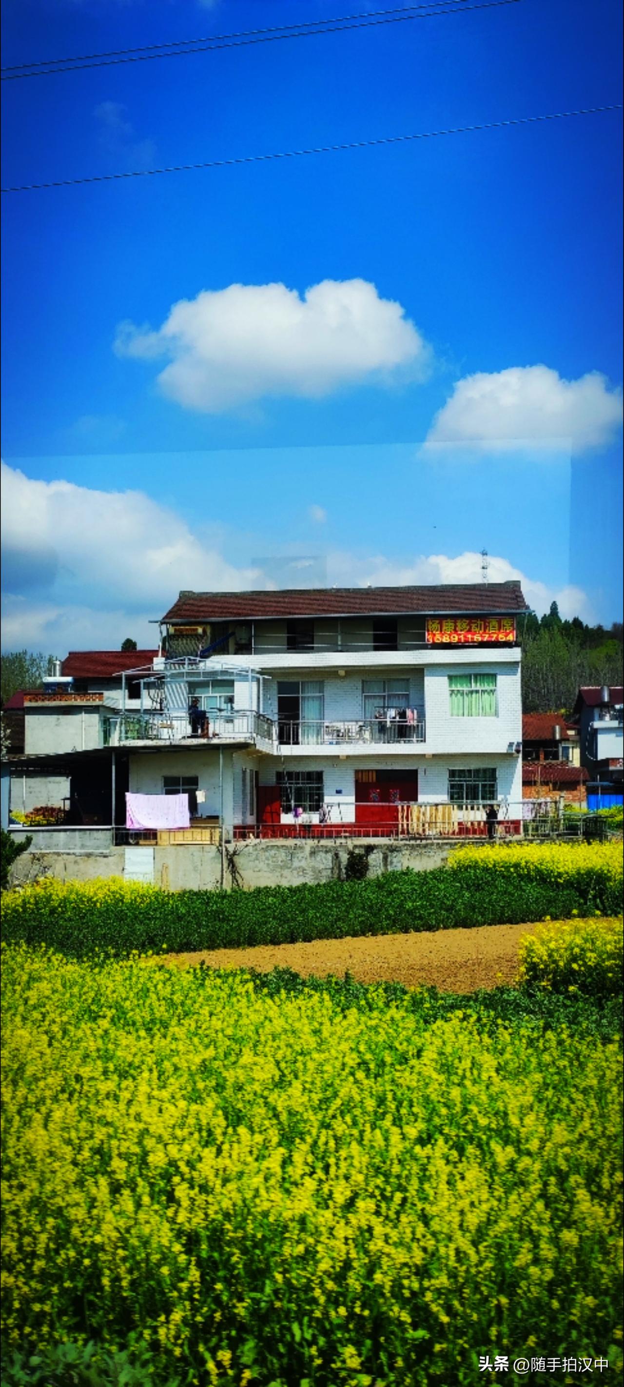 连着几日的雨水，晴朗了一天，今日又是阴云密布。翻看相册，昨日乘车的随手拍来一张。