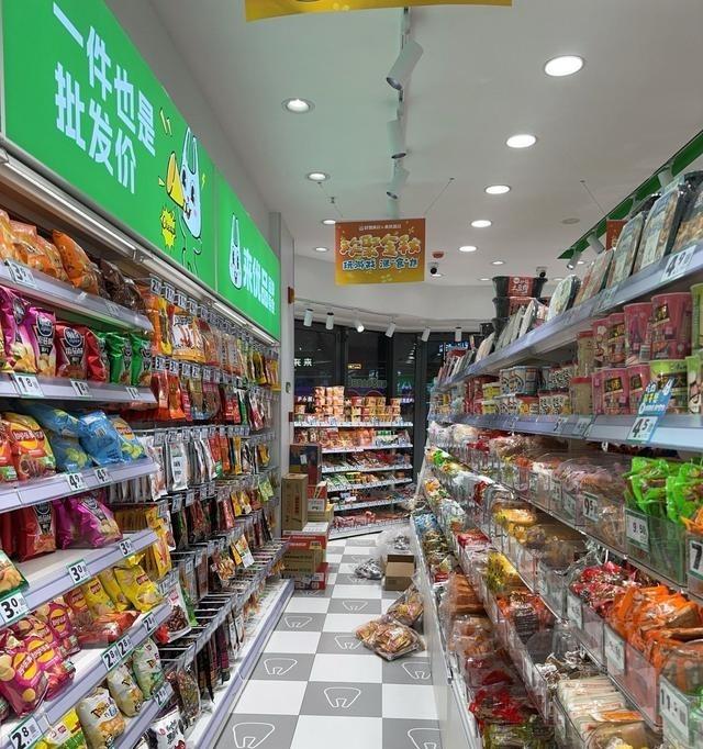 最近发现不管是城里还是县城，那种量贩零食店开得也太疯狂了，满大街都是。说实话我平
