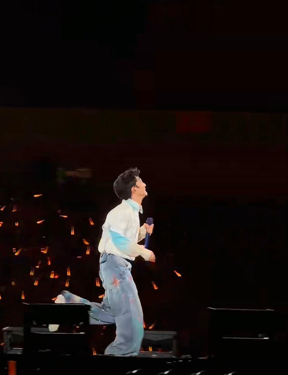  我正式成为周深的跑步粉啦！别人追他的天籁歌声，我却独爱他跑步的画面，这反差萌真