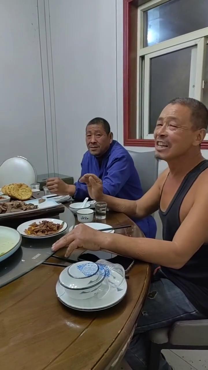 一二开始喝一壶老酒，让我回回头。我儿在心中留，喝上这壶老酒，让我回妈妈。你还早着