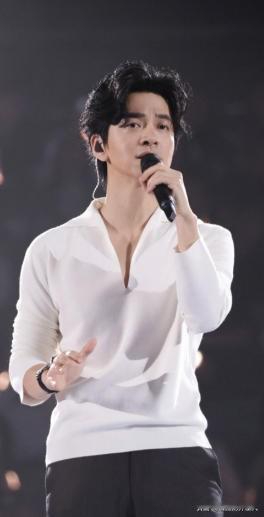 2010年，冯小刚请李健写歌，李健哼唱出来，他却不满意：“这歌根本压不住电影，再