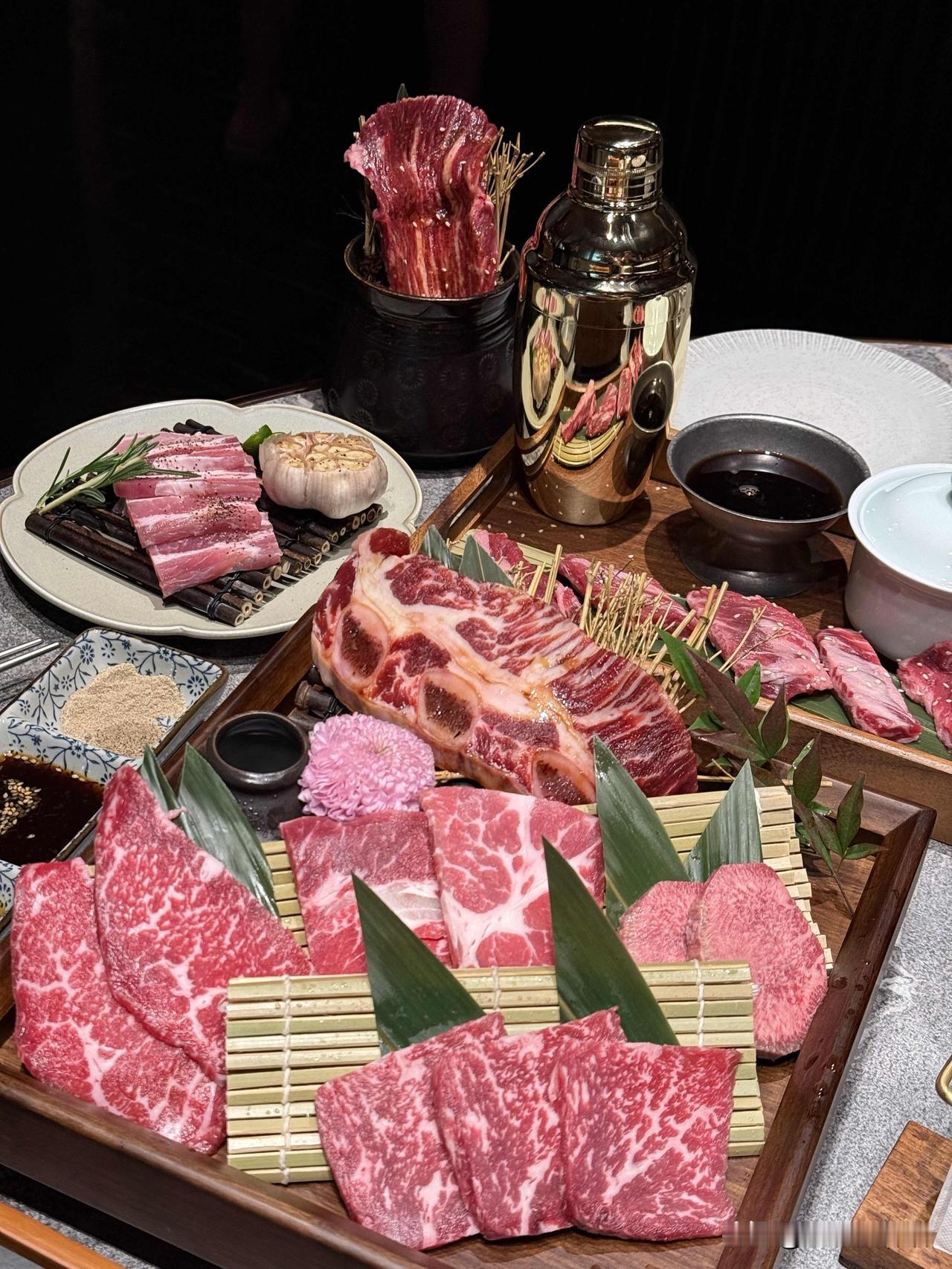 水街附近的朋友有口福了
肉质鼎鼎的和牛烧肉开业啦！！🥩🐂
兼具漂亮和味道的实