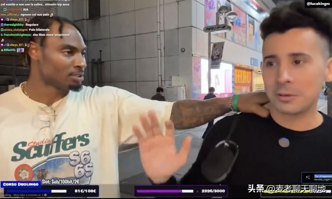 在日本街头，一位意大利小哥正在直播，用西班牙语亲切地喊了“amiga”（意为“女