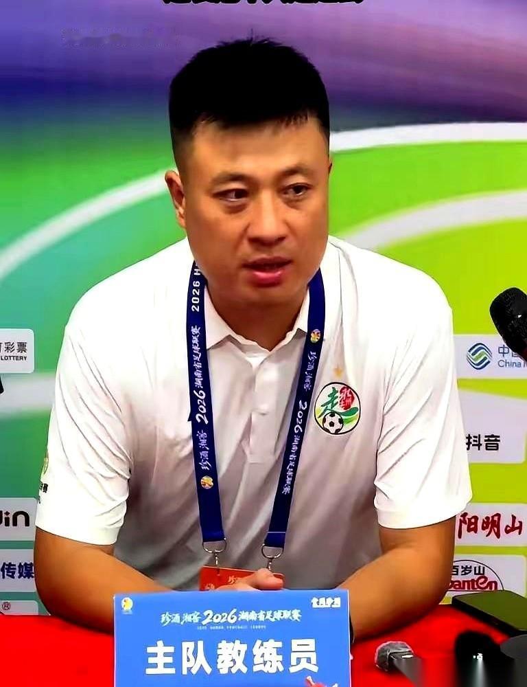 请了个前国脚来当教练，结果呢？卫冕冠军开局两连败，直接垫底。
这事儿你说上哪说理