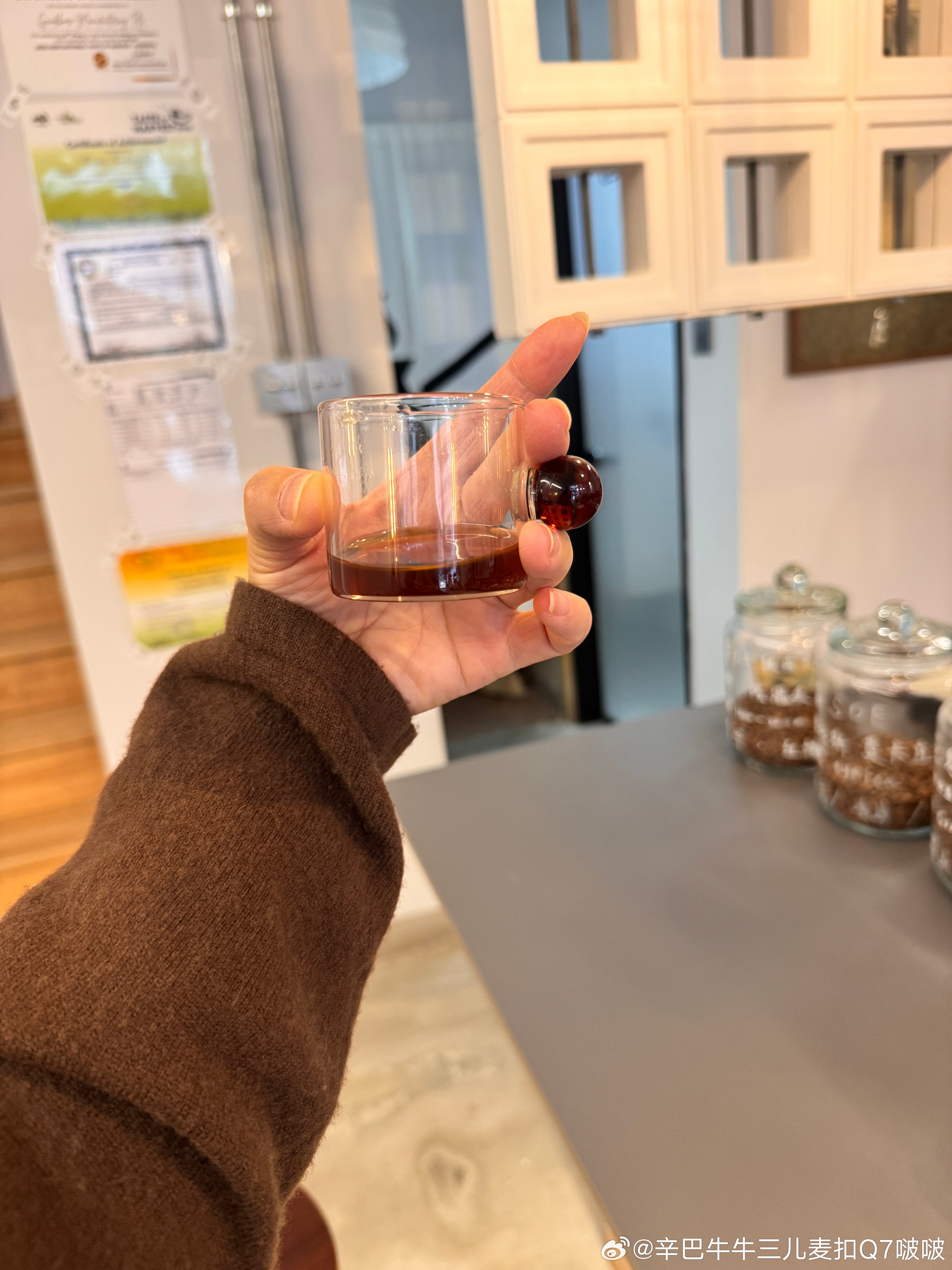 我买的潜水员的杯子，他们都说是海豹……我买的小小圆把手杯子，野女士说拿起来太费力