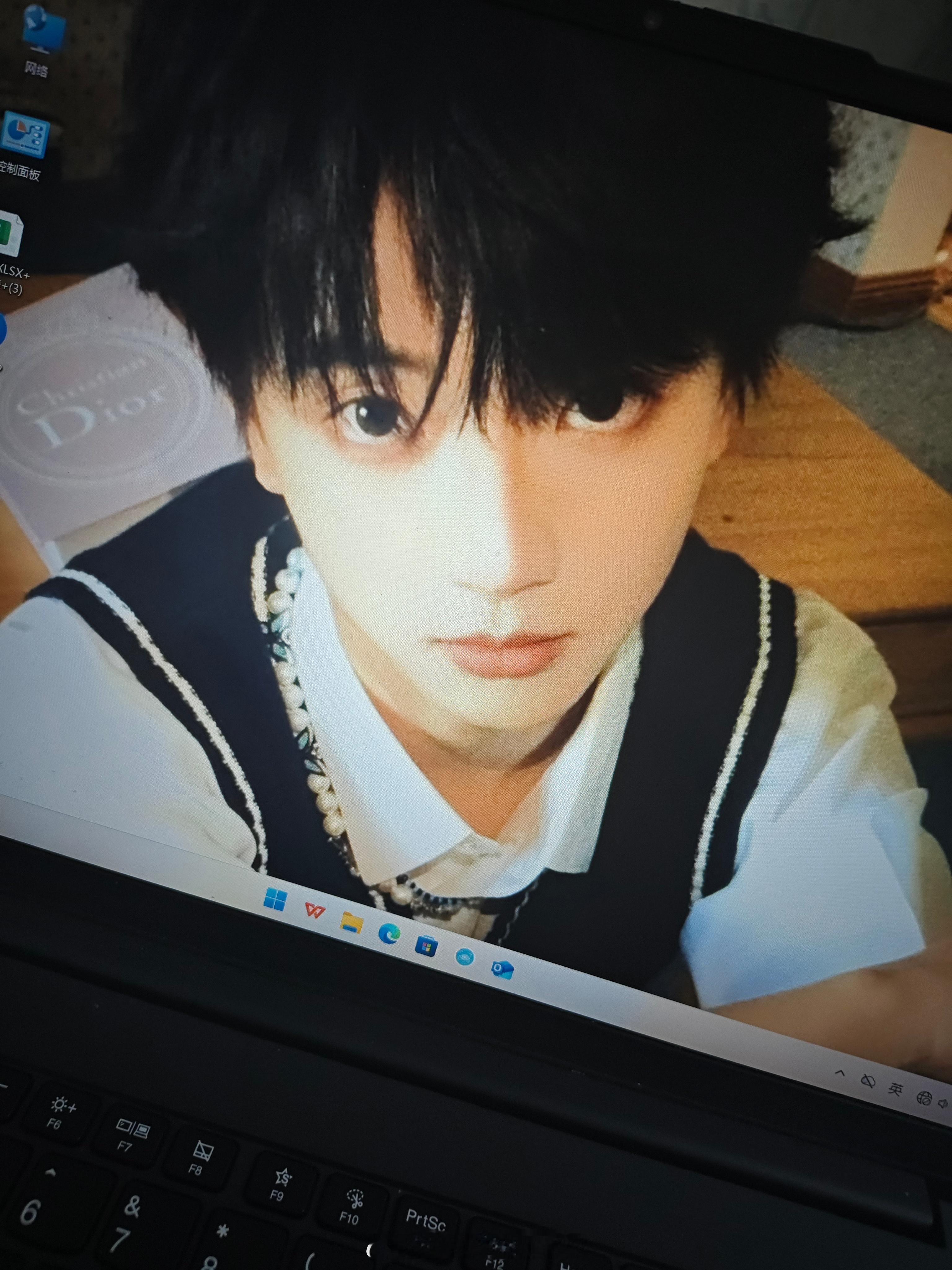 每次打开电脑被这个萌丞盯着都感觉好特么幸福 