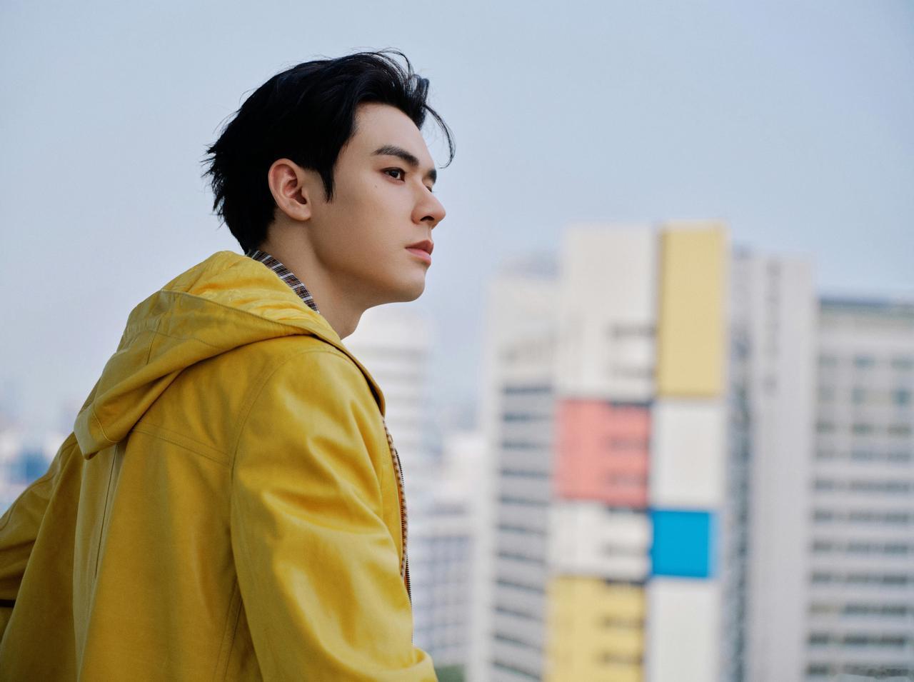 龚俊 × Louis Vuitton 全新营业造型大片 📸 

龚俊F1大背头