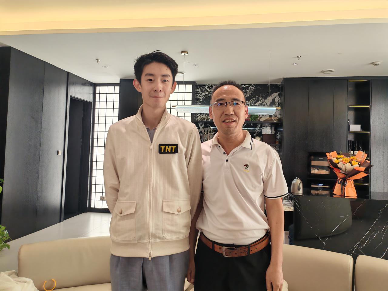 昨晚（5月7日），我们耗时两个多小时，在西安TNT桌球俱乐部与世界冠军吴宜泽合影