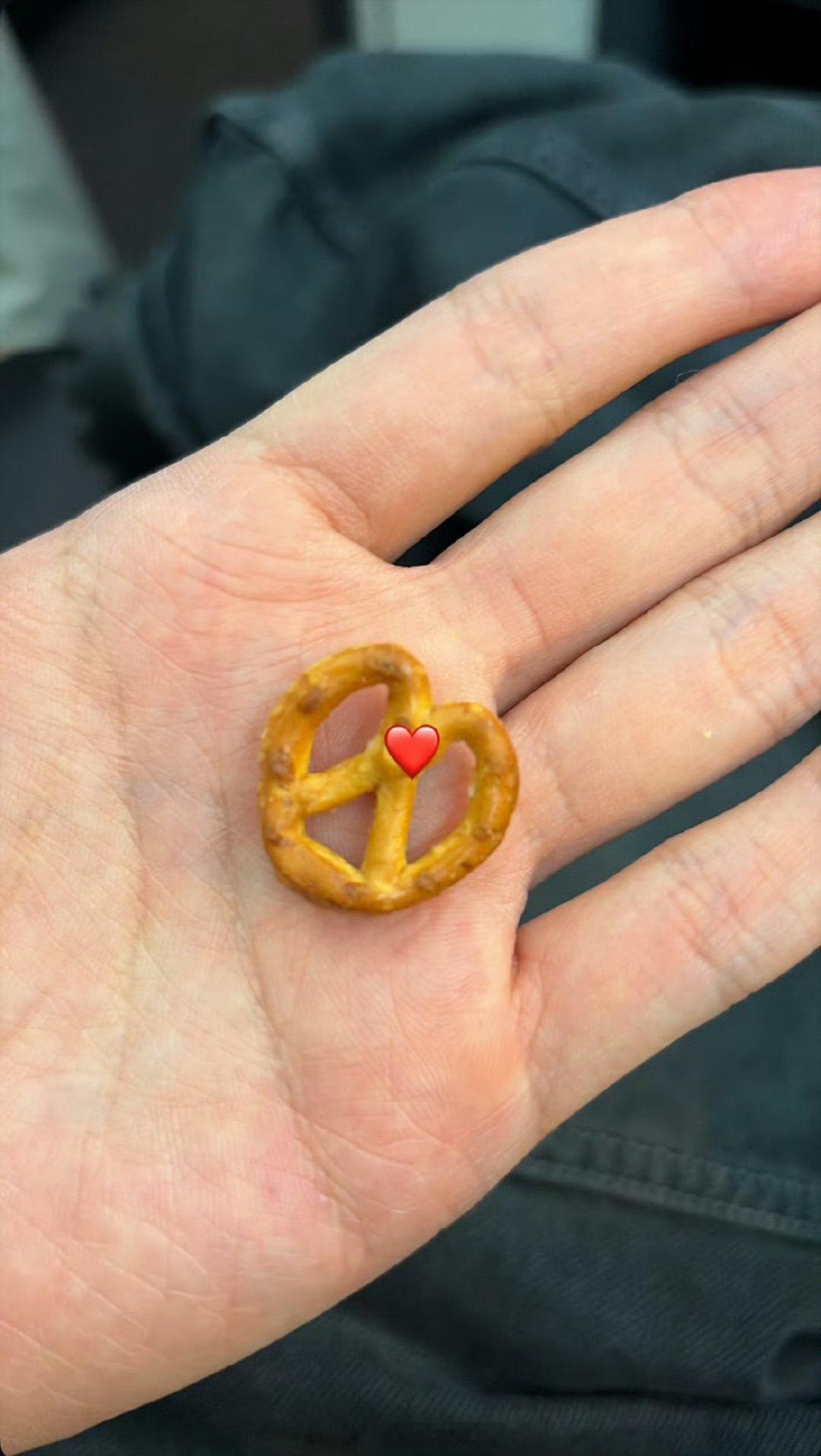 边伯贤ins更新大家应该很难拒绝这么可爱的他吧 