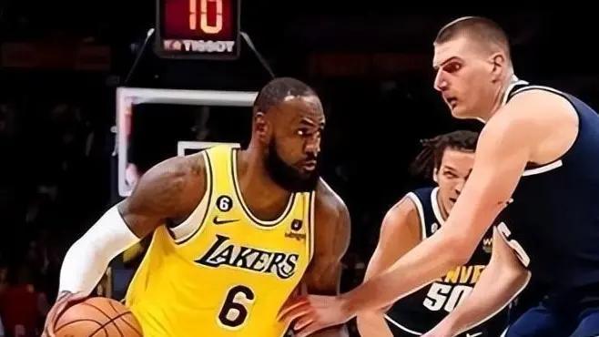 上半场看他打球是看的真难受……连詹姆斯都开始防守了，他还跟个尸体一样站场上散步，