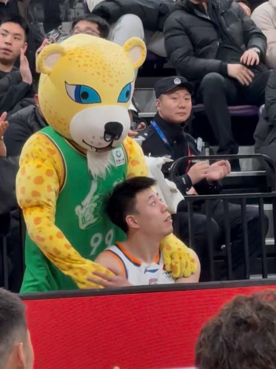 金金赛前看着大屏幕播放的回忆短片类目了 沈阳·辽宁体育馆