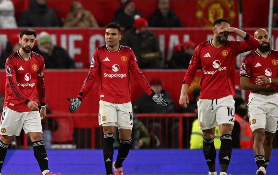 官方：卡塞米罗累计五张黄牌停赛，将错过下轮对阵维拉的比赛曼联官方发布消息，球队中