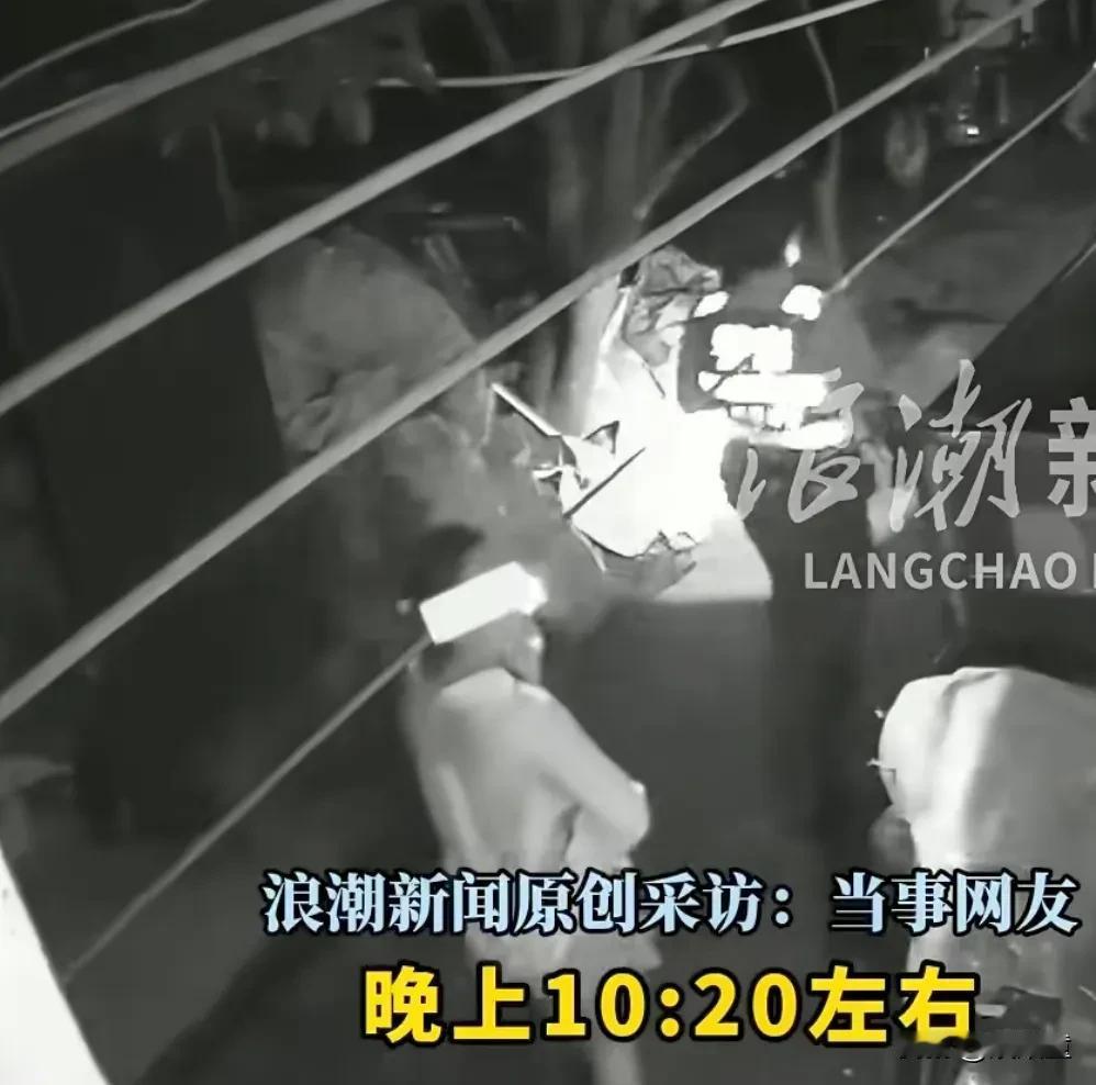 广西亮证姐事件，最心疼的还是男车主的妈妈！
派出所民警在晚上10左右到男方老家，