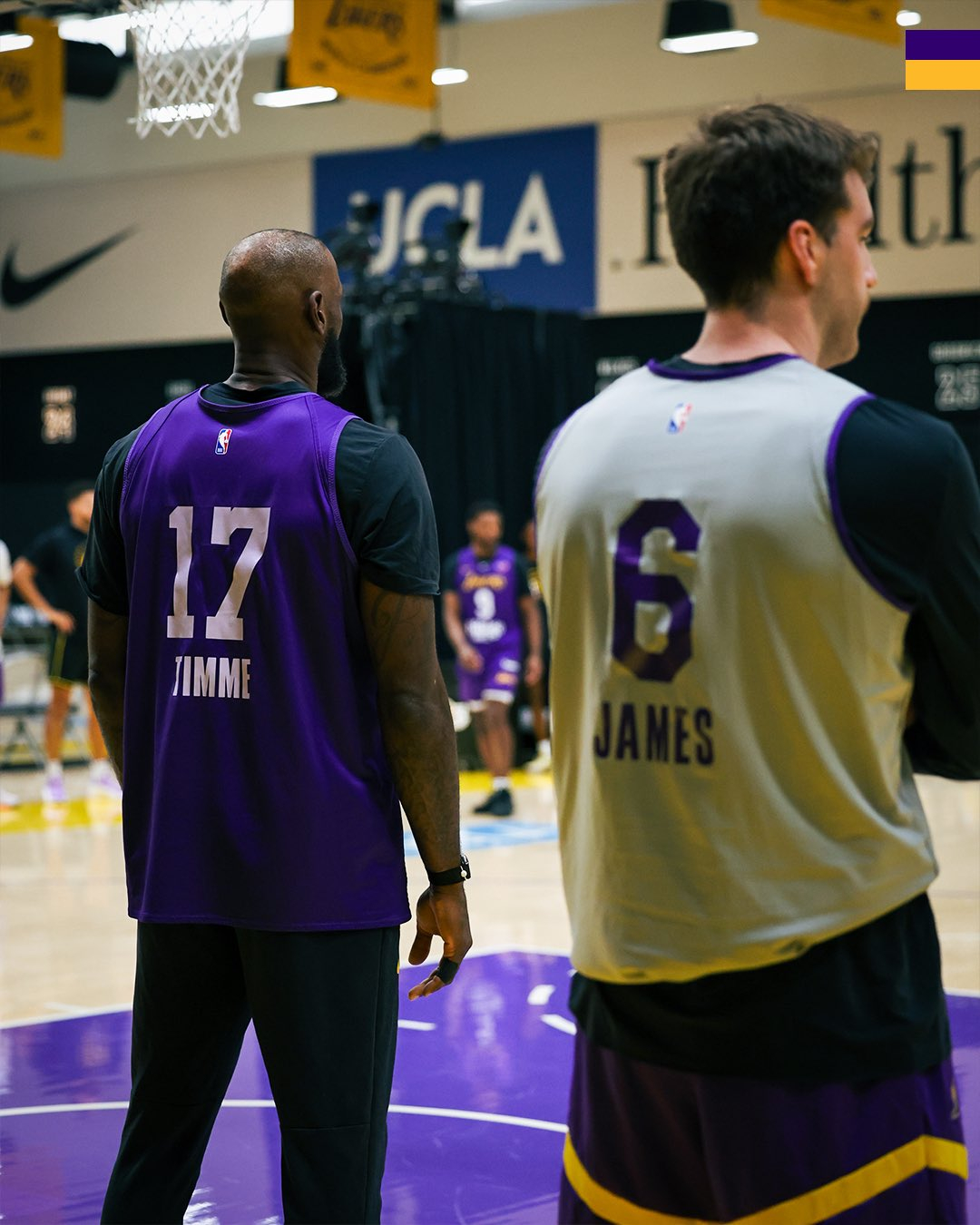 今天湖人互穿球衣进行训练湖人国度里夫斯