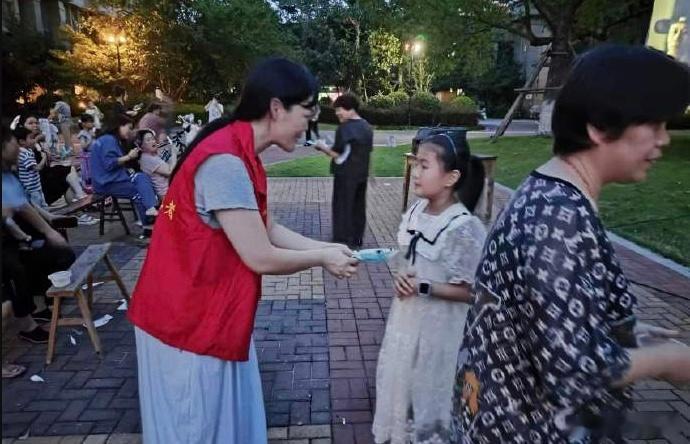 台州路桥电影下乡把清凉送到村民家门口夏夜露天电影送到村里，还给村民发放冷饮解暑，