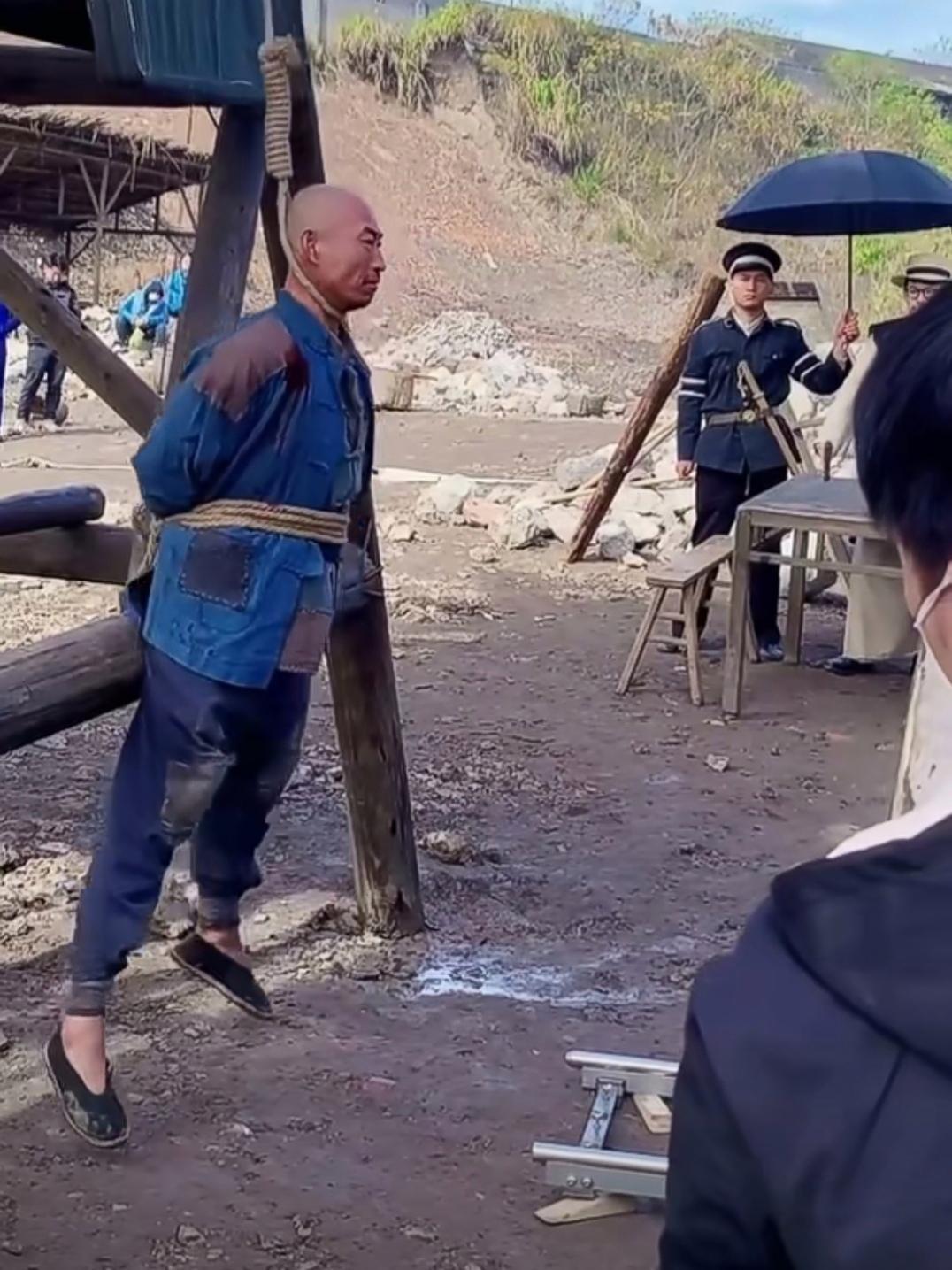 这不一连长吗？钱不好挣啊[允悲]危险场面也不用特效，铁 ​​​