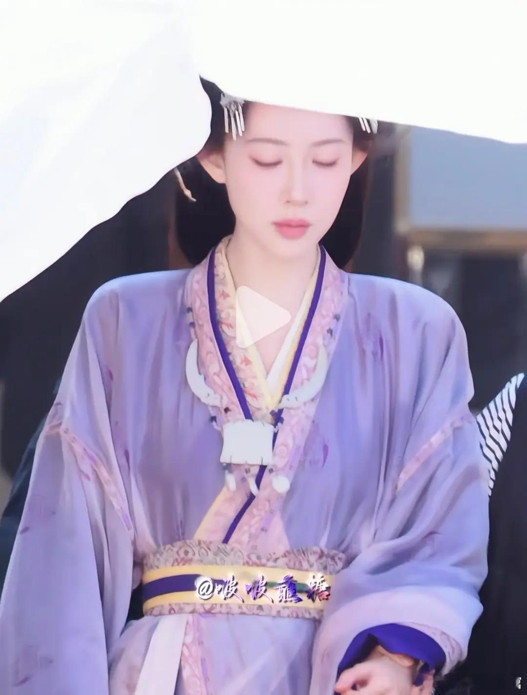 这垫肩，是有什么心事吗