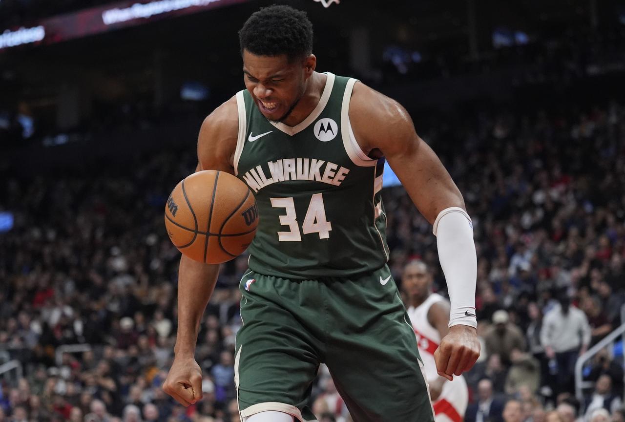 NBA的名嘴比尔·西蒙斯认为，如果他是火箭管理层，绝对不会拿申京这位23岁的全明